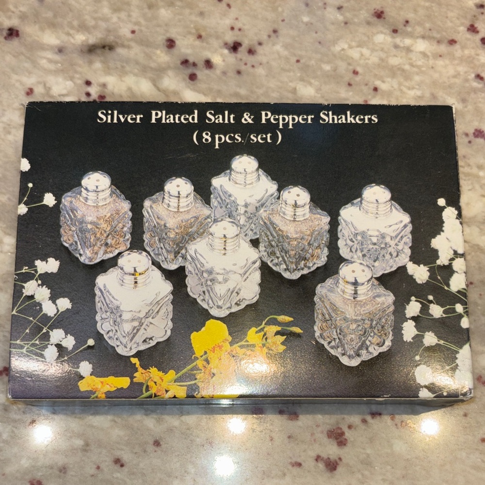 ✨SOLD✨Vintage Silver Plated Salt & Pepper Shakers Set